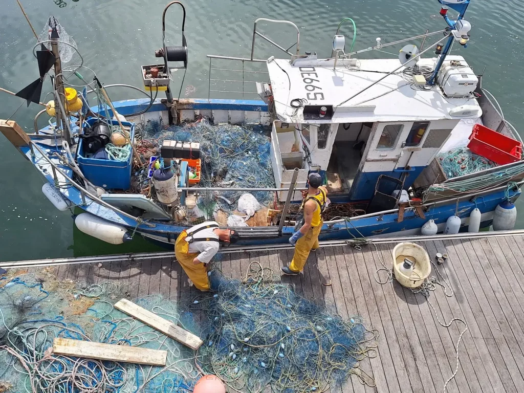 Navire de pêche fileyeur cotier