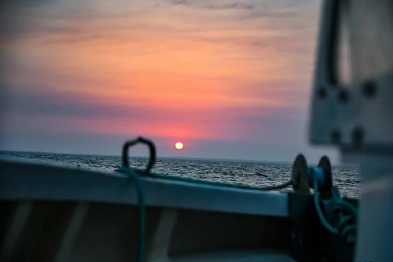 bateau pêche coucher de soleil